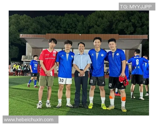 他热爱足球运动每周都会参加踢球活动提升技艺与团队合作精神